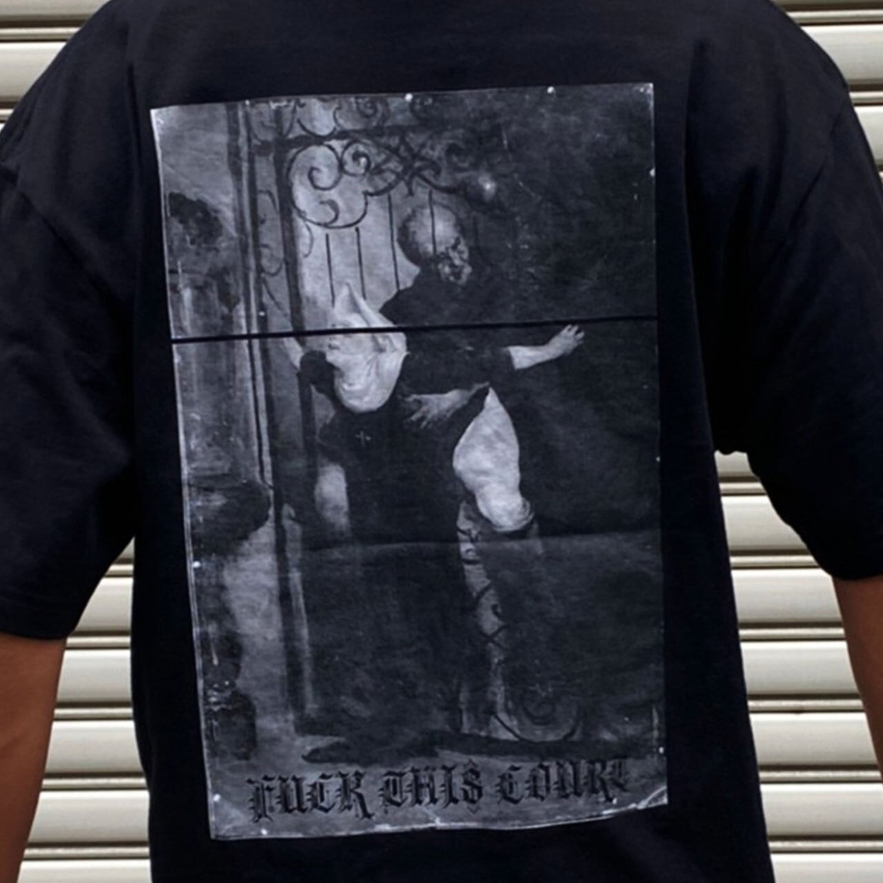 OMECO FUCK THIS COURT Tシャツ ブラック【ご注文から2~4週間前後での発送】